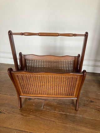 Revistero de madera con rejilla