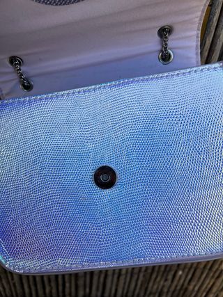 Bolso Bershka iridiscente