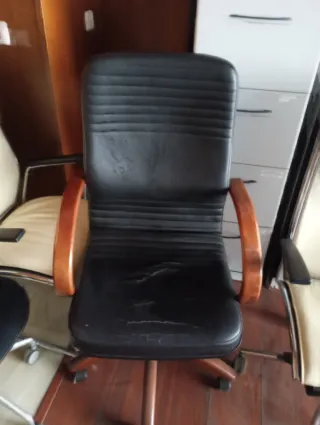 Sillón de despacho de cuero y madera