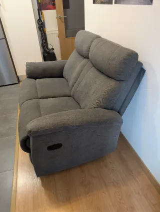 Sofá 2 plazas respaldo y reposapiés abatible gris