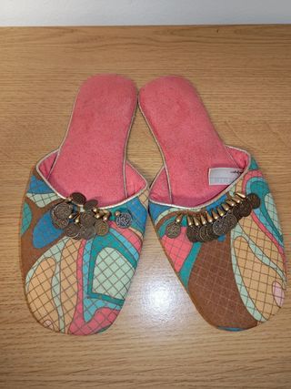 Conjunto de pijama y zapatillas a juego Talla M. Multicolor