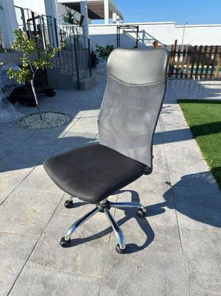 Silla de escritorio ergonómica gris.