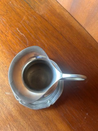 Jarra de metal plateada con plato
