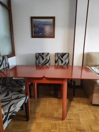 Mesa de comedor y 4 sillas