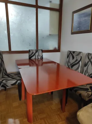 Mesa de comedor y 4 sillas