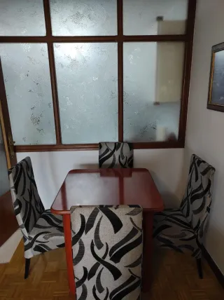 Mesa de comedor y 4 sillas