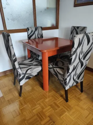 Mesa de comedor y 4 sillas