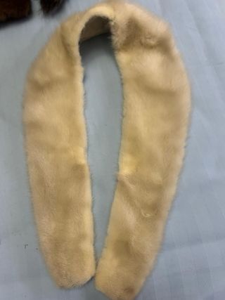 Cuello de piel natural beige