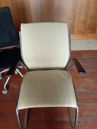 Sillón de oficina beige y negro