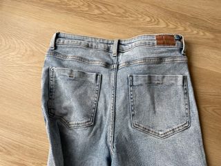 Pantalón vaquero flare tiro alto sin usar