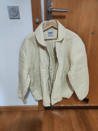 Chaqueta Zara crema moderna