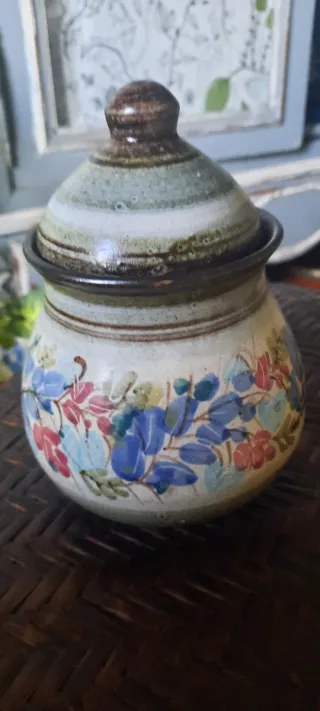 Jarrón de cerámica pintado a mano