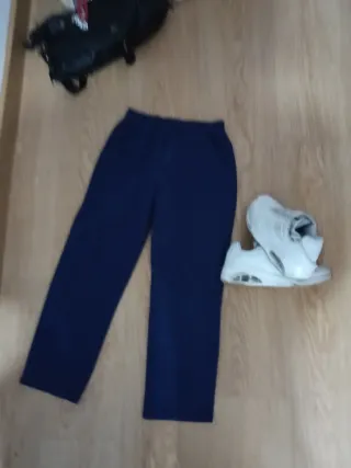 Chándal azul y playeros blancos