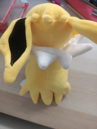 Peluche Pokémon Jolteon Amarillo