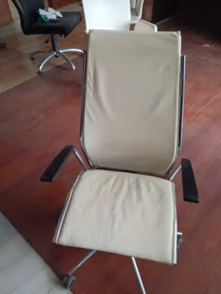 Sillón de oficina piel beige