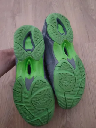 Zapatillas deportivas grises y verdes. Mizuno.