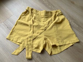 Shorts fluidos amarillos con cinturón