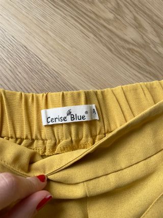 Shorts fluidos amarillos con cinturón