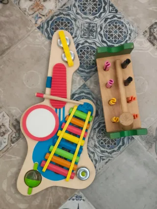 Guitarra musical y martillo de madera