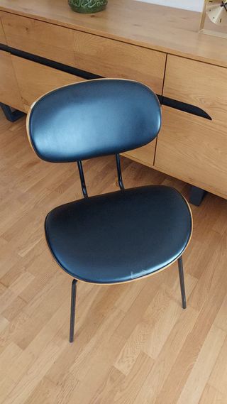 Sillas estilo industrial negras y marrones