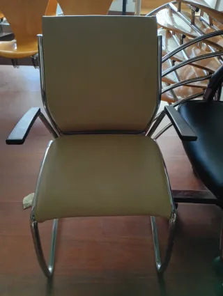 Sillón de oficina beige y metal