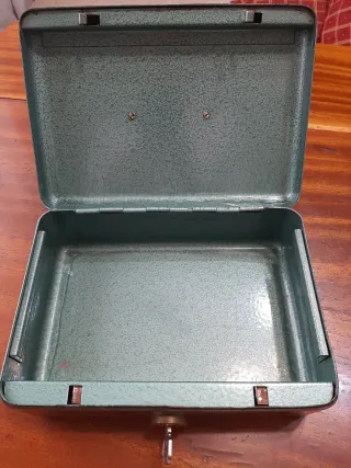 Cassaforte metallica con chiave