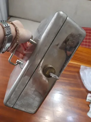 Cassaforte metallica con chiave