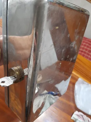 Cassaforte metallica con chiave