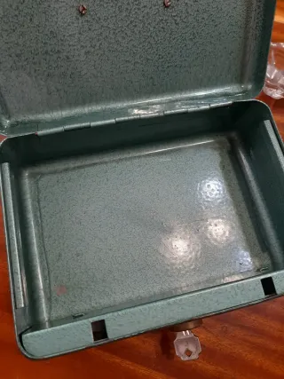 Cassaforte metallica con chiave