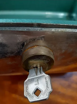 Cassaforte metallica con chiave