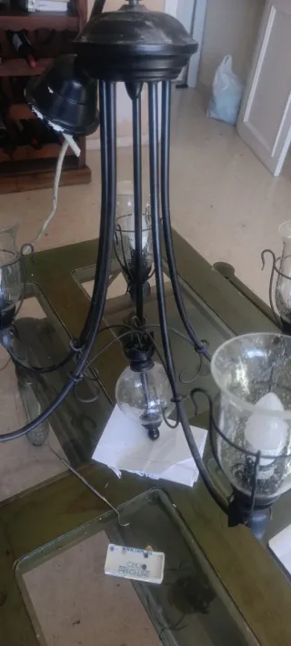 Lámpara de forja negra con 5 tulipas de cristal