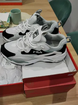 Zapatillas Fila Blancas y Negras