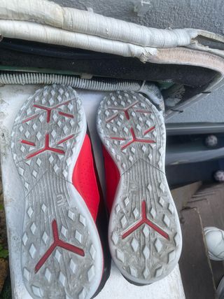 Botines de fútbol negros y rojos