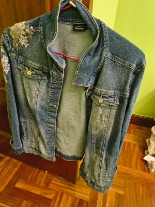 Chaqueta vaquera KappAhi bordada Talla L