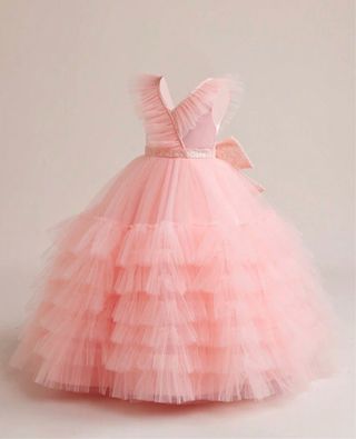 Vestido de niña rosa con volantes