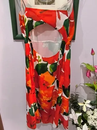 Vestido Zara floral blanco, naranja, verde y rojo