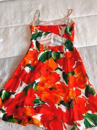 Vestido Zara floral blanco, naranja, verde y rojo
