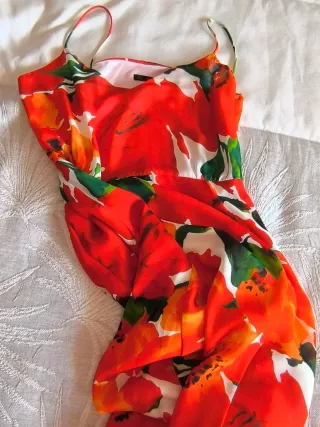 Vestido Zara floral blanco, naranja, verde y rojo