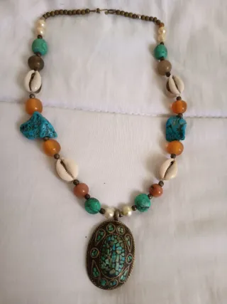 Collar con colgante de conchas y piedras
