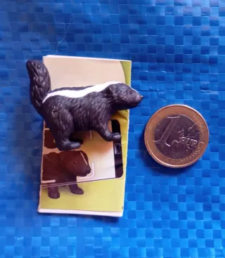 Mofeta Huevo Sorpresa Figura