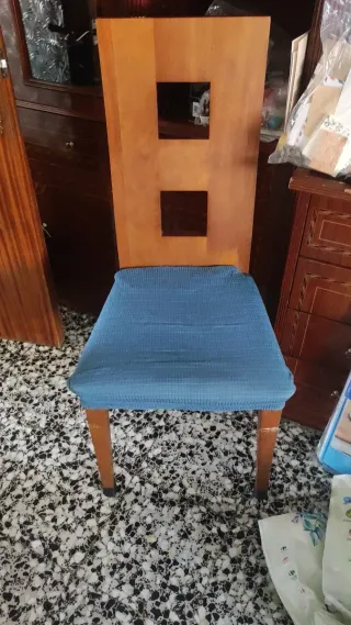 2 Sillas Madera con Funda Azul.