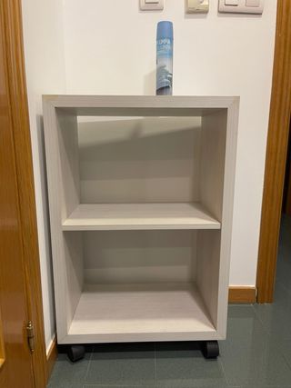 Estantería blanca de madera