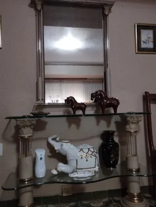 Recibidor de cristal y mármol