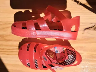 Sandalias niño cangrejeras rojas T.23