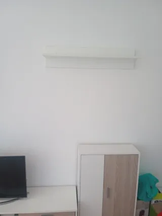 Mueble comedor blanco en buenas condiciones.