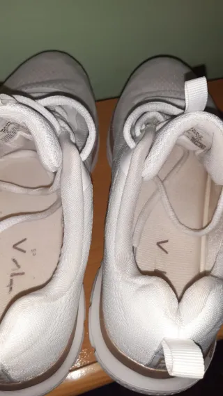 Zapatillas Blancas y Doradas