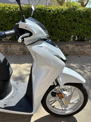 Honda SH 125cc Scoopy Scooter Blanca