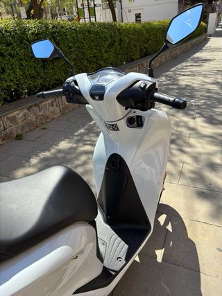 Honda SH 125cc Scoopy Scooter Blanca