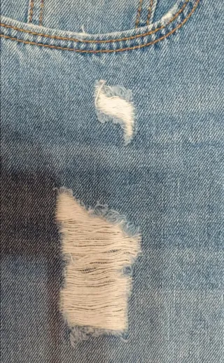 Falda vaquera desgastada con mensaje