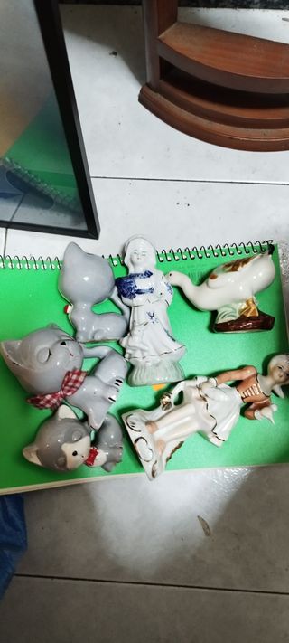 Lote figuras cerámica: gatos, muñeca y pato